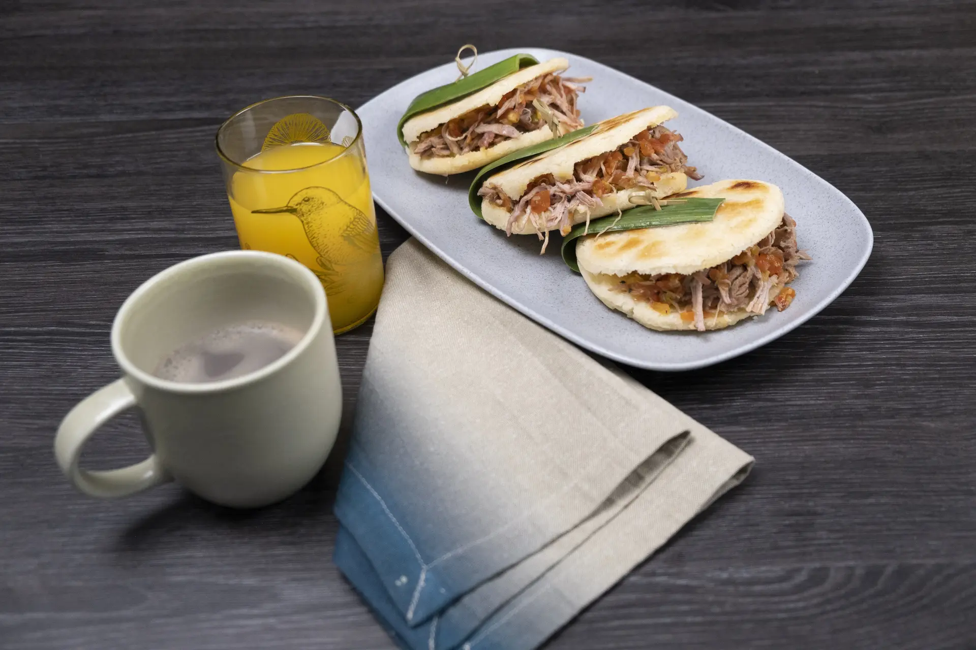 Arepas con Bondiola Desmechada y Hogao