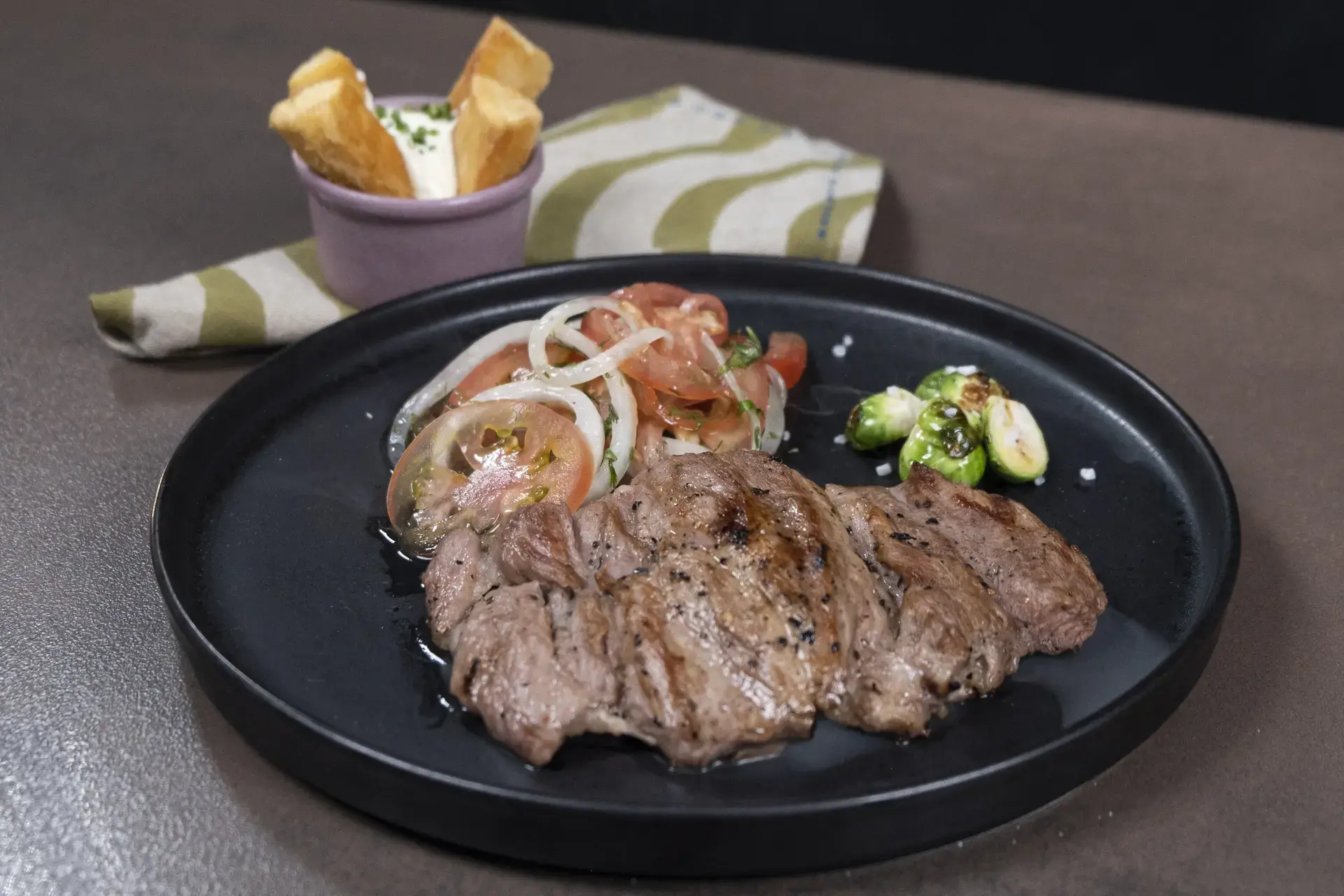 Bondiola de Cerdo a la Plancha con Yuca y Ensalada de Tomate