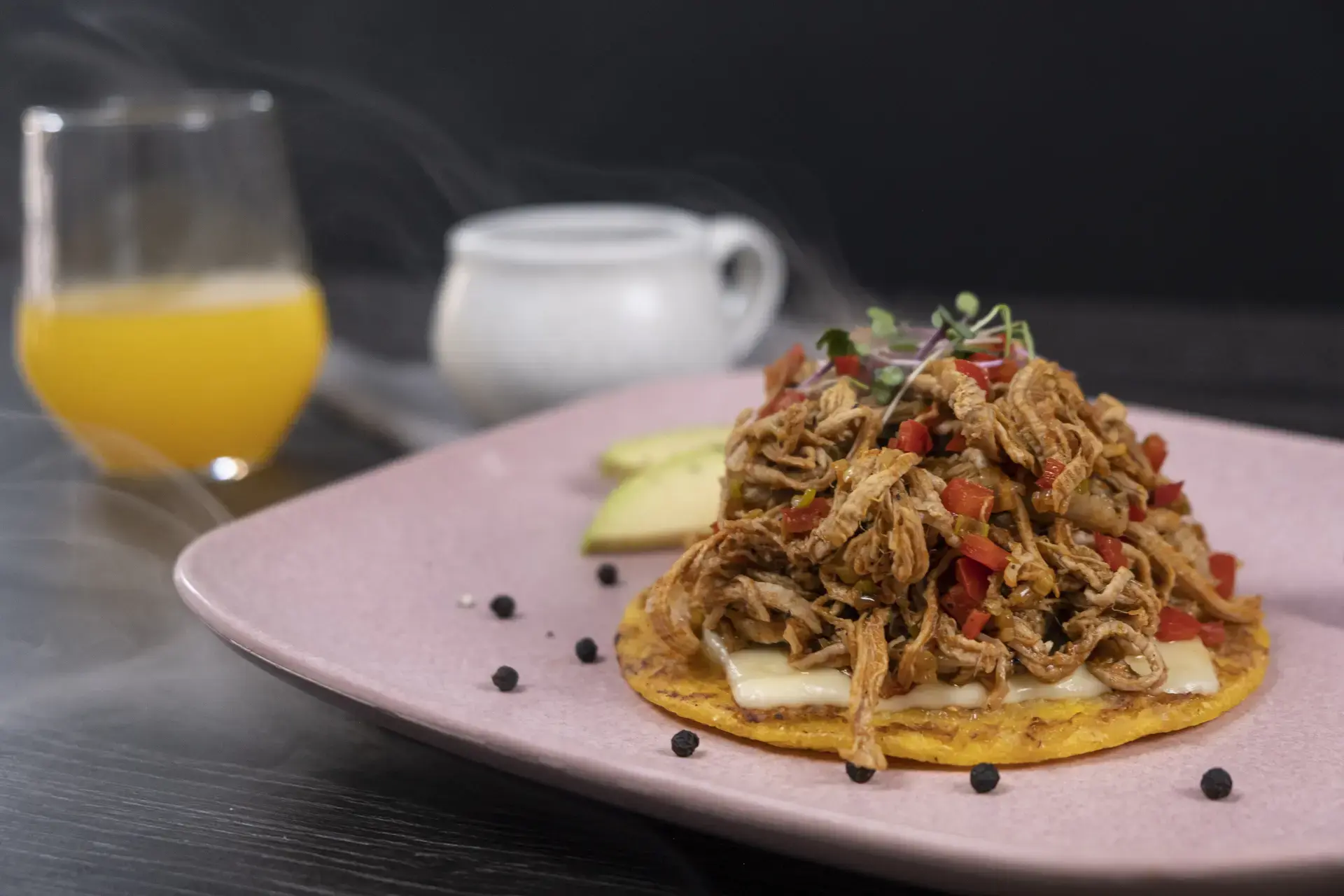 Desmechado de Cerdo a la Criolla con Arepa de Choclo y Queso Fundido