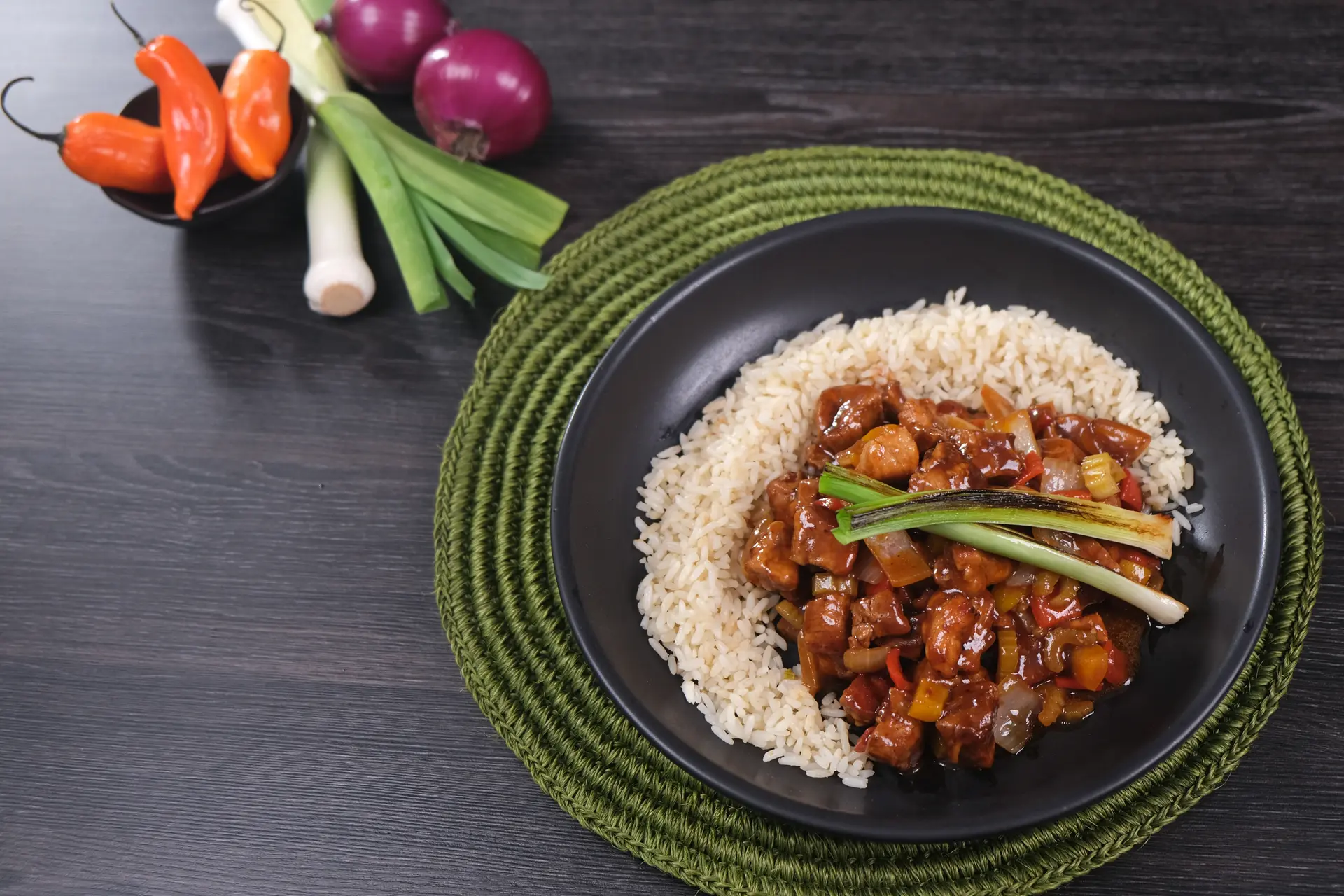 Goulash de cerdo con arroz y ensalada