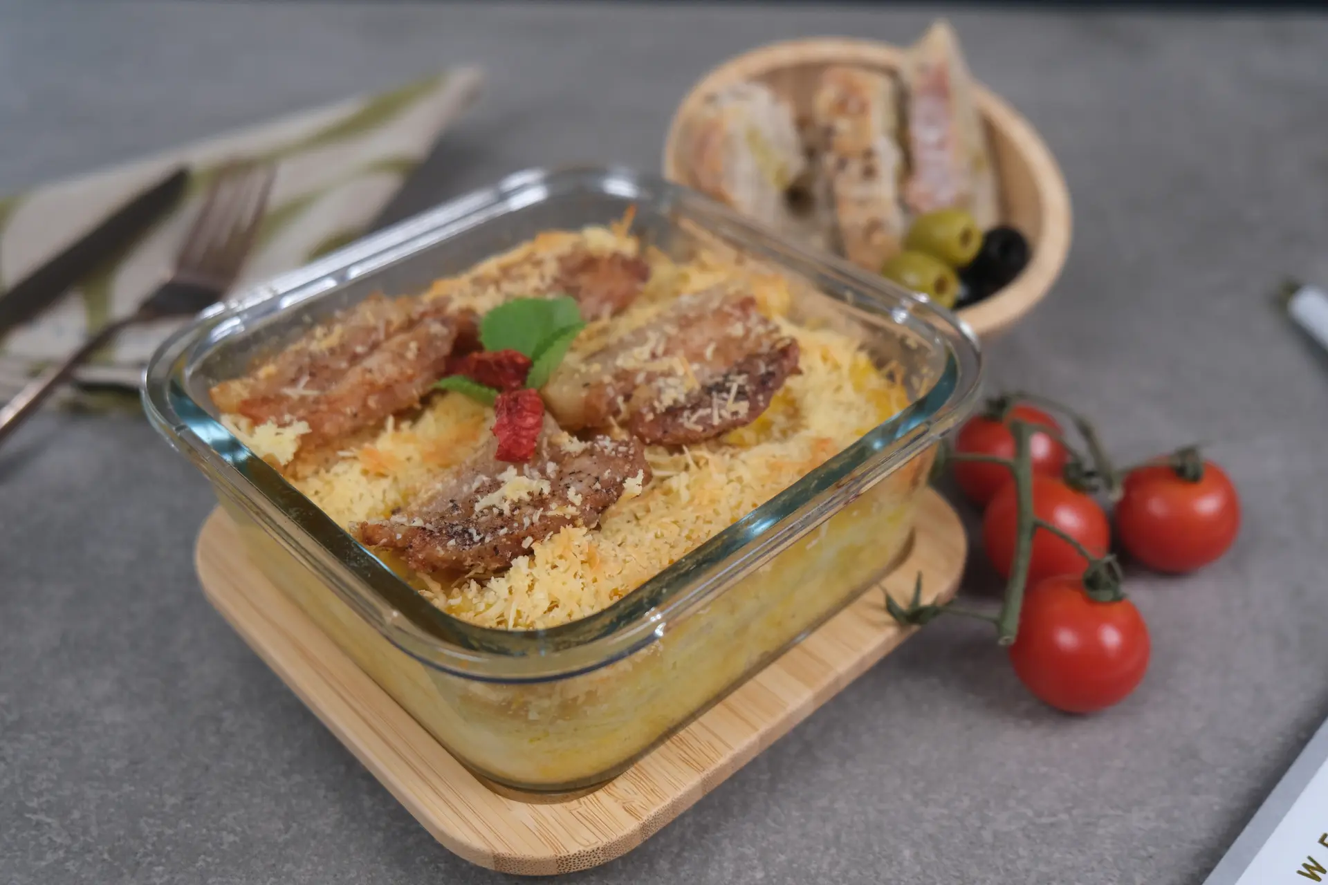 Lasagna de plátano maduro con tocino brazo