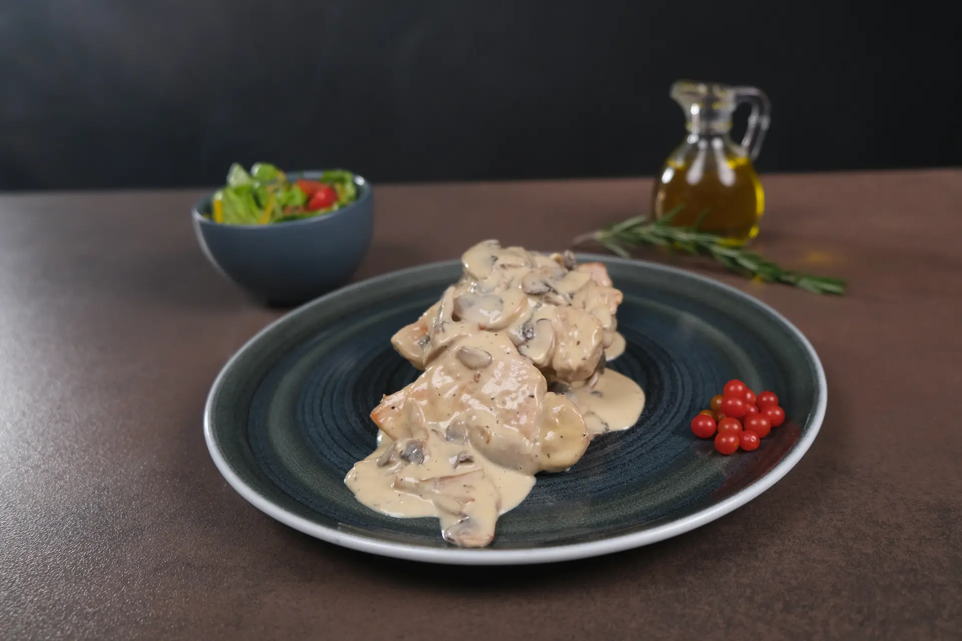 Lomitos A La Crema Con Champiñones, Yuca Cocida Y Ensalada De Tomates
