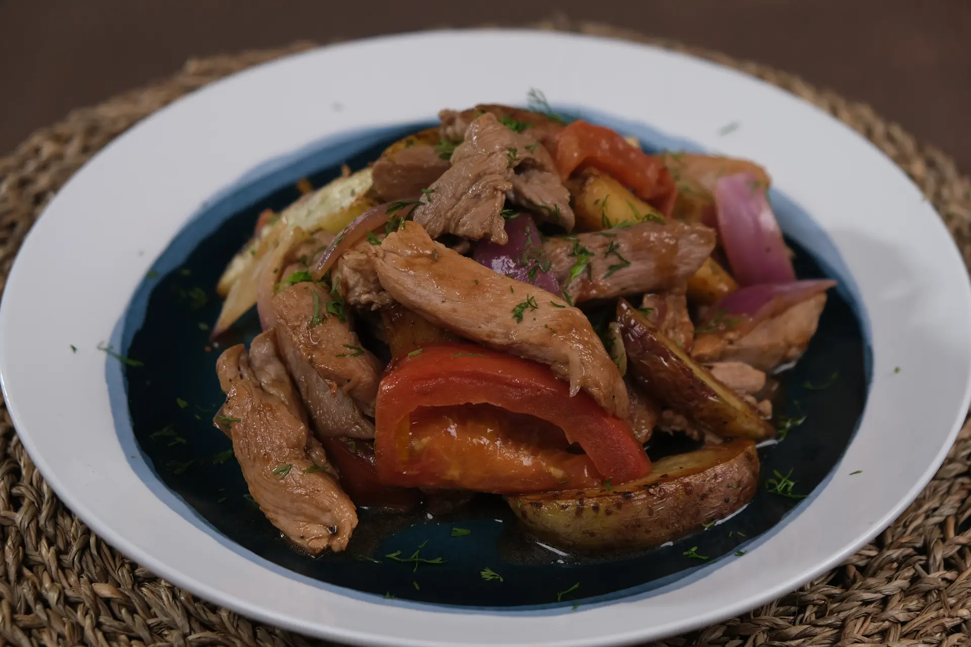 Lomo De Cerdo Saltado Con Papa Rustica