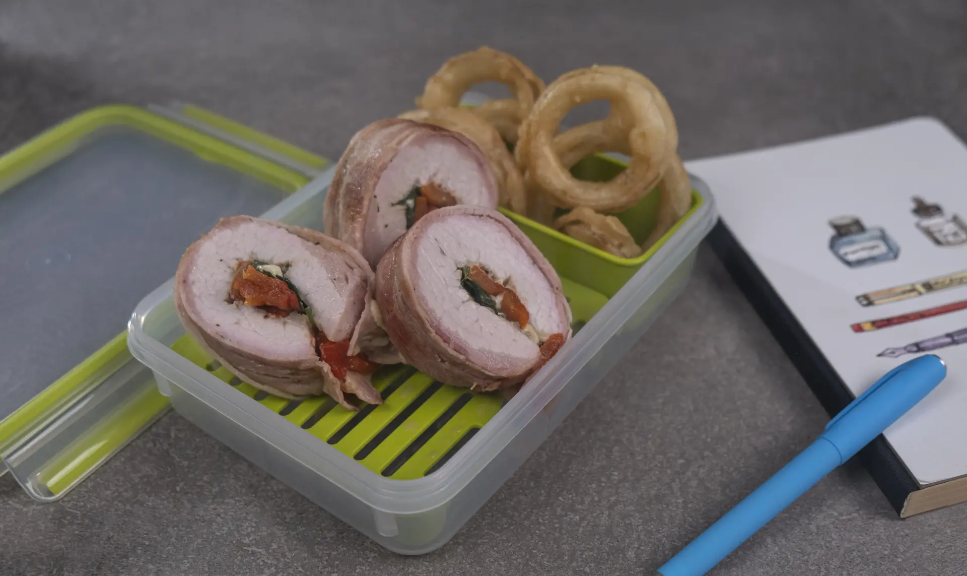 Rollo de Pierna de Cerdo Relleno de Queso y Tocineta con Salsa de Pimentones Asados