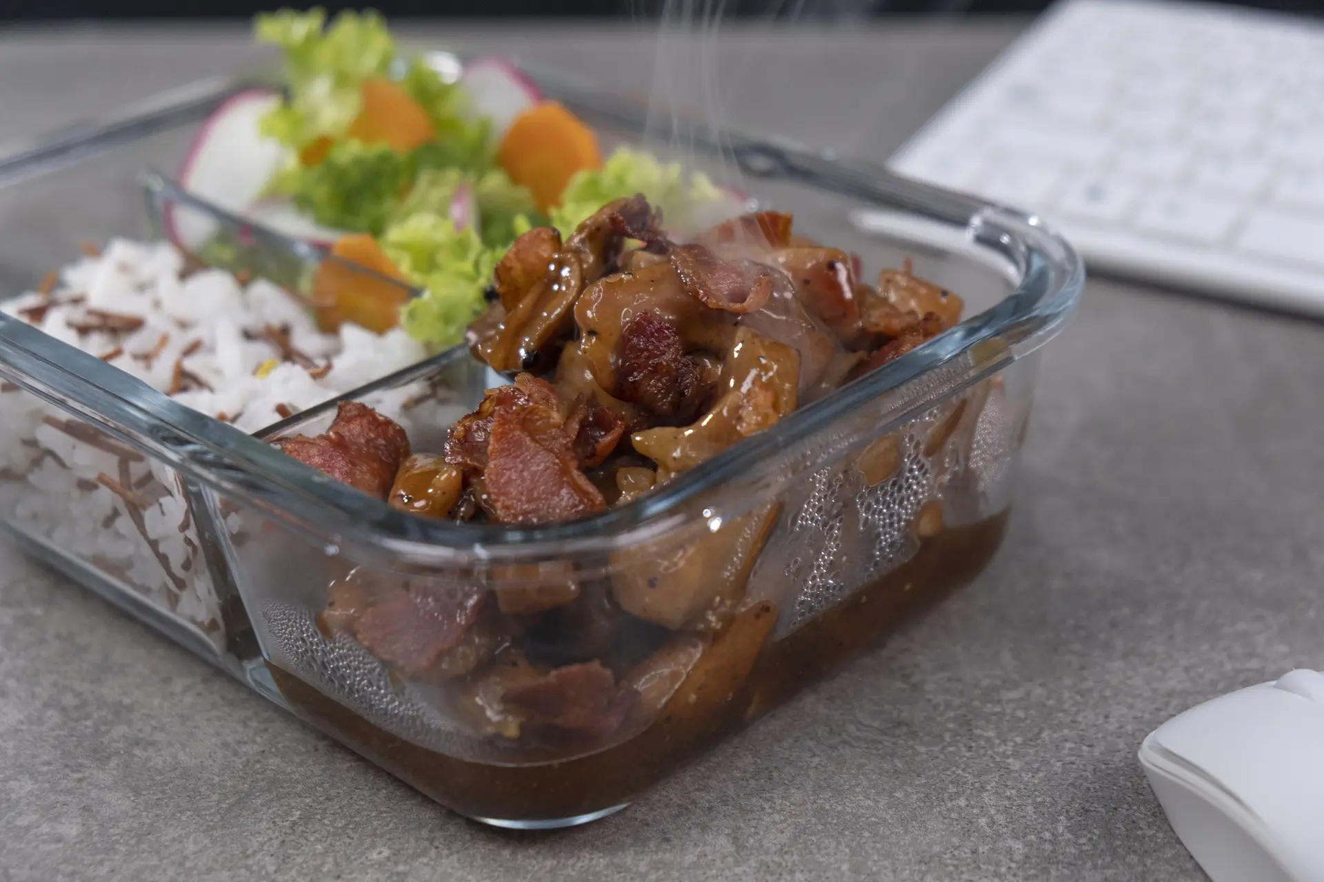 Solomito en Salsa de Panela y Tocineta con Arroz con Fideos y Verduras al Vapor