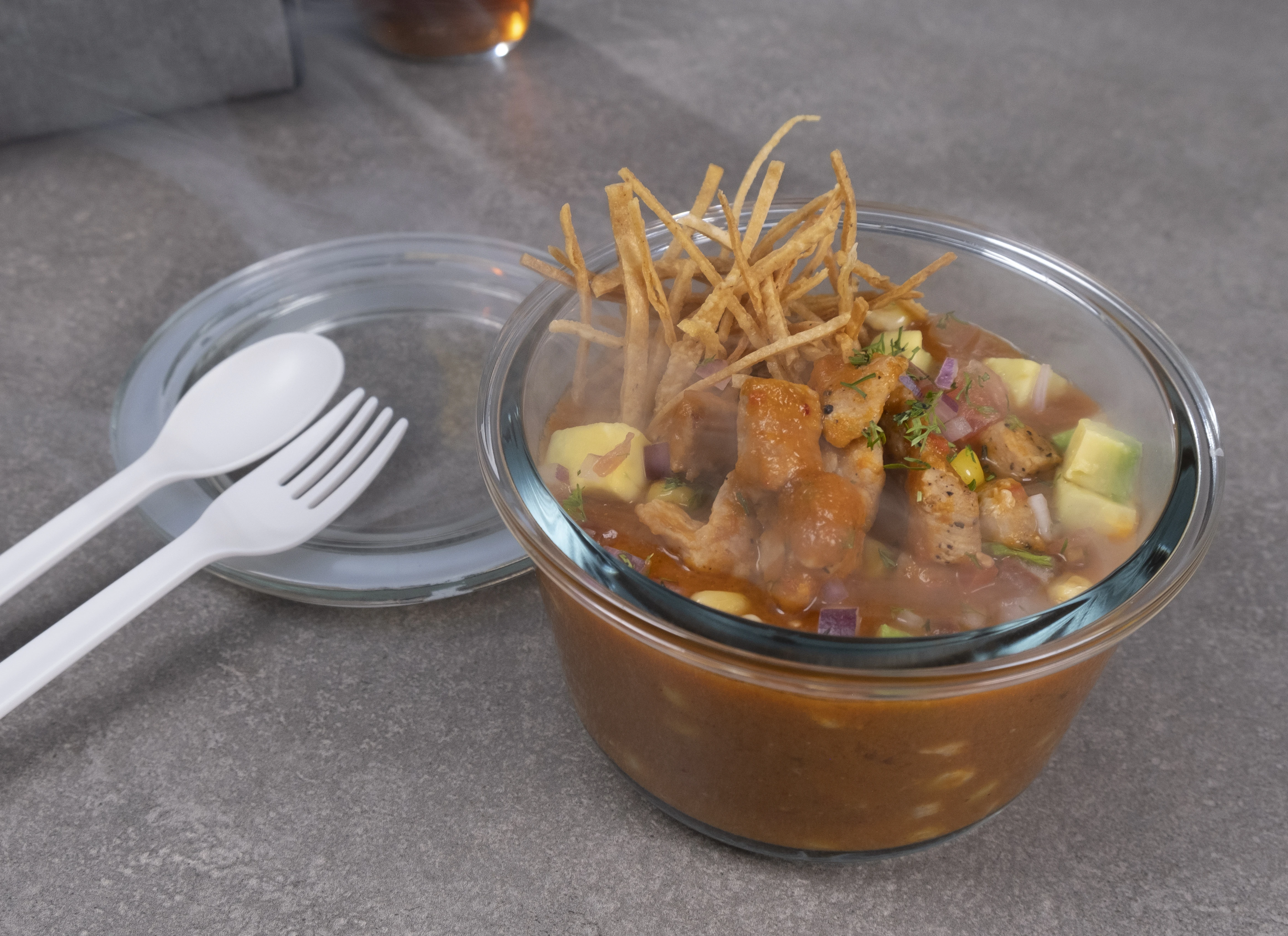 Sopa Mexicana con Pierna de Cerdo 