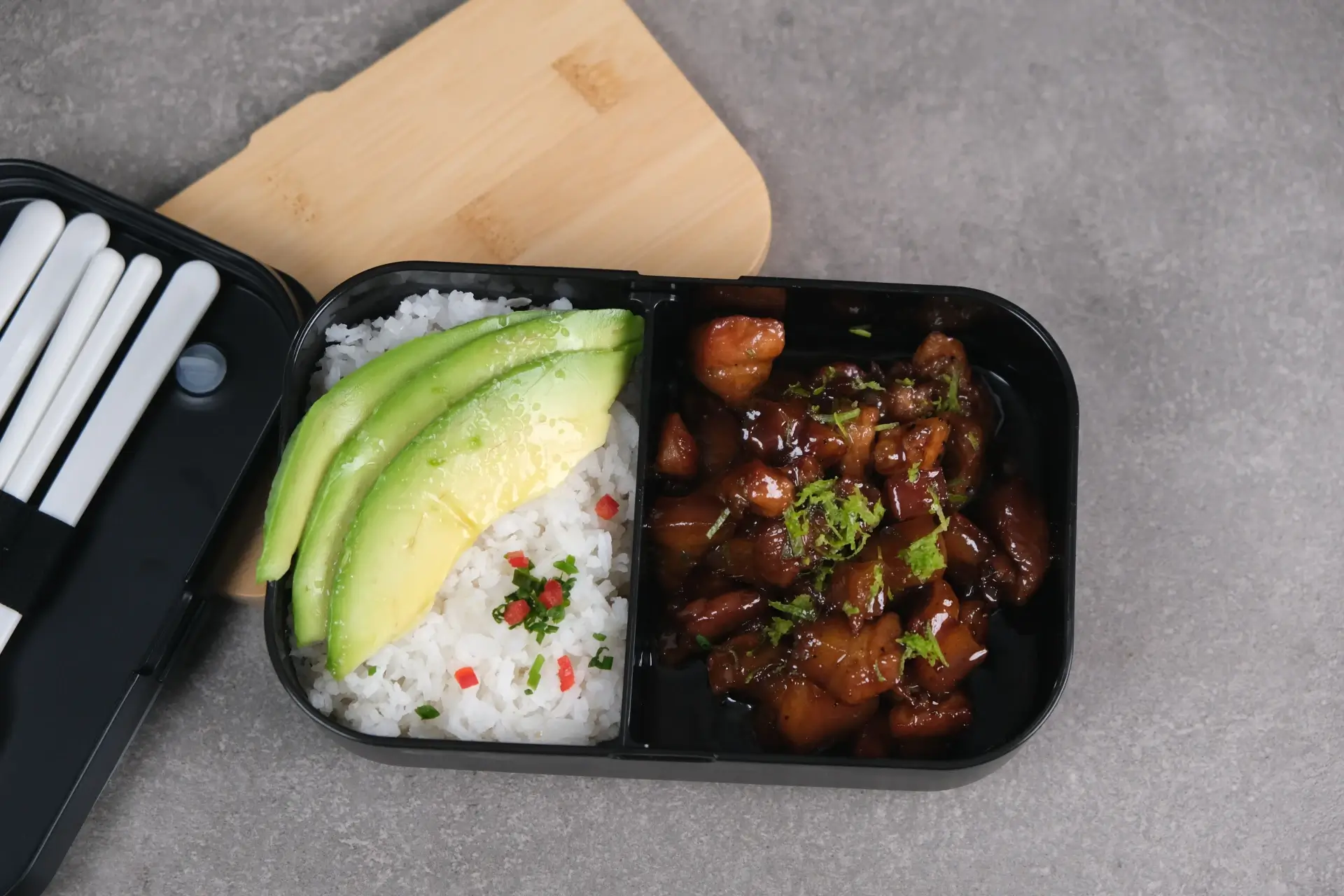 Tocino Oriental con Arroz Blanco y Aguacate